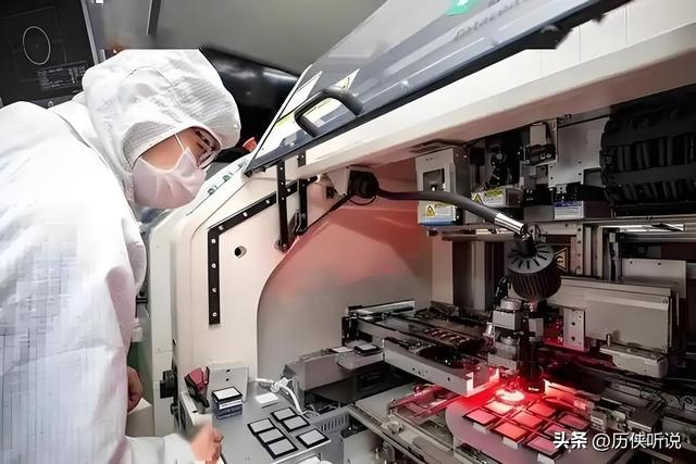 美在中国芯片上预留了“后门”，《人民日报》评：汽车有失控风险