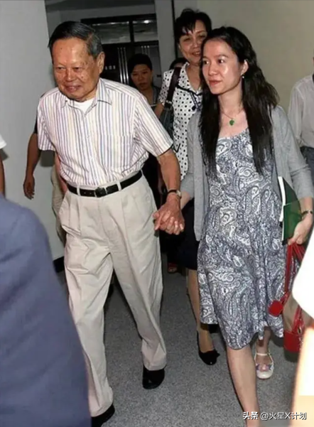 杨振宁告别仪式上，49岁翁帆近照曝光，原来杜致礼亲妹真的没说错