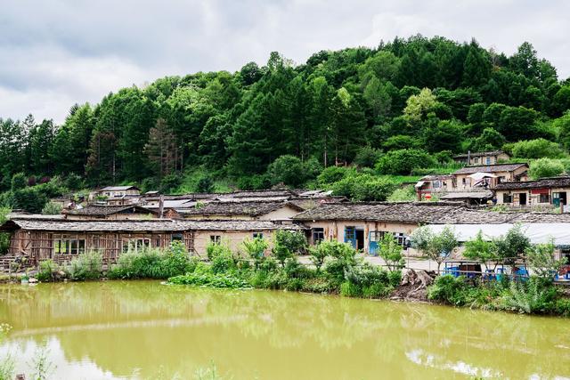 长白山有一座锦江木屋村，已有300多年，遗世独立又充满烟火气息