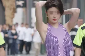 害不害臊？成都太古里街头网红当众擦边，真是饱了眼福长了见识！图片