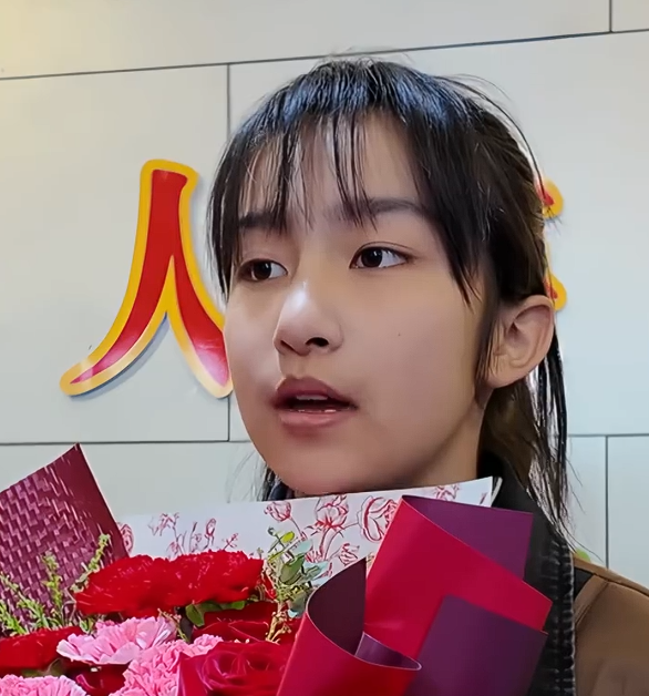 远离造神陷阱，官媒揭开冰窟救人后李佳婷现状，令人担心的事发生