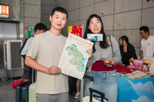 出站秒变蟳埔女！泉州动车站惊现「丰泽有戏非遗快闪」，更有惊喜见面礼