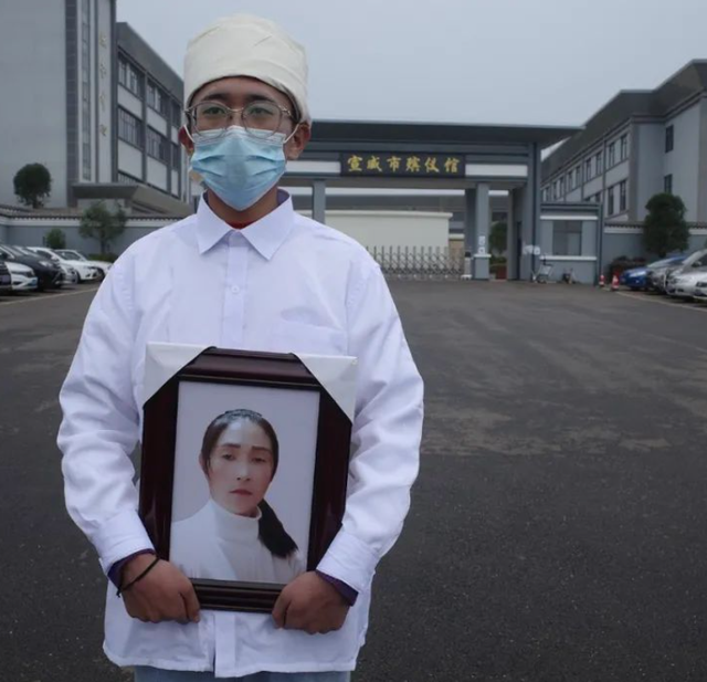 母亲去世1713天后，父亲被执行死刑，儿子拒领骨灰，亲戚：白眼狼