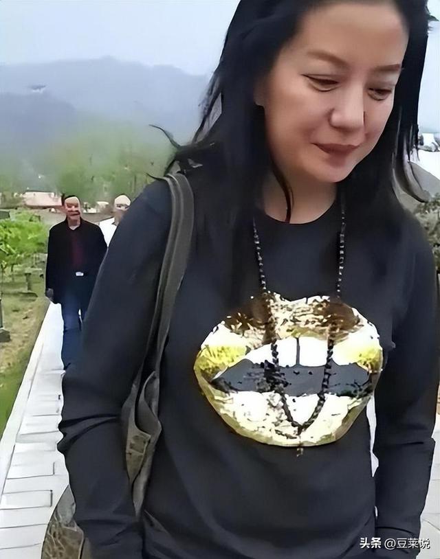 面相又变了！49岁赵薇广东吃饭，又老又瘦没架子，却再无回头路走