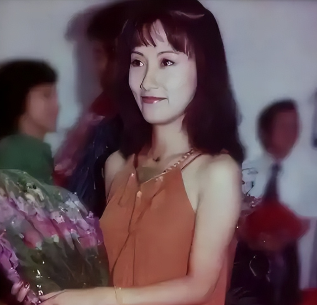 78岁连路都走不稳还开演唱会	，全网骂声一片，她却扬言回馈粉丝