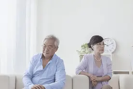 公公和儿媳在外跑车，丈夫卧病在床，两人尽心尽力为家庭解决开支图片