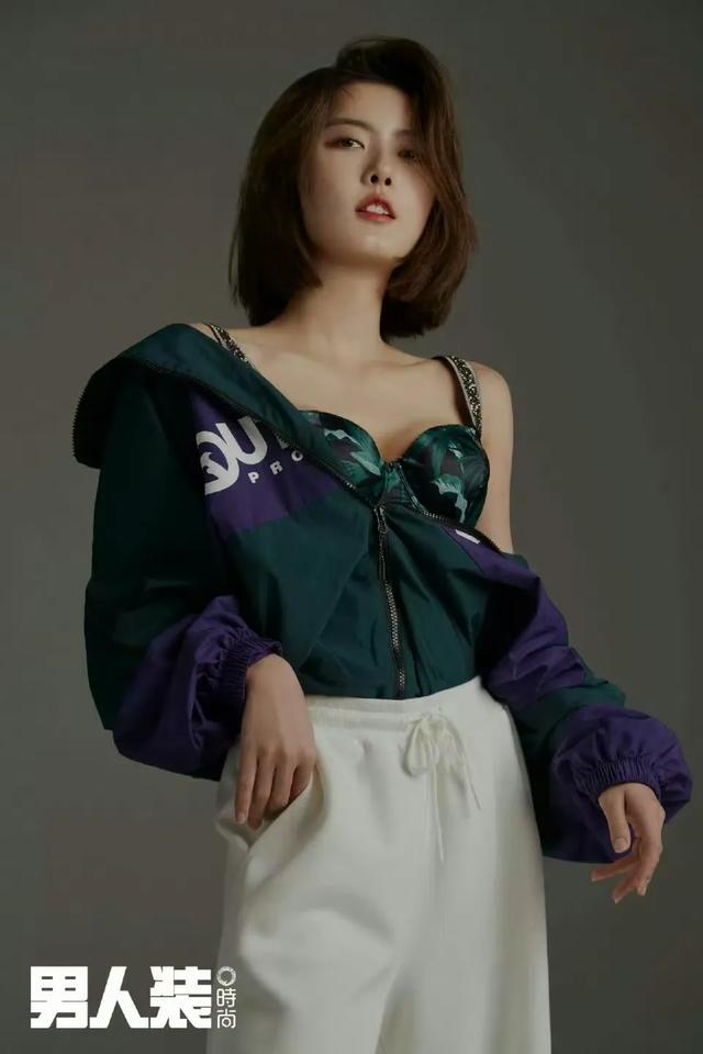 聂小雨男人装封面，身材黄金分割比例