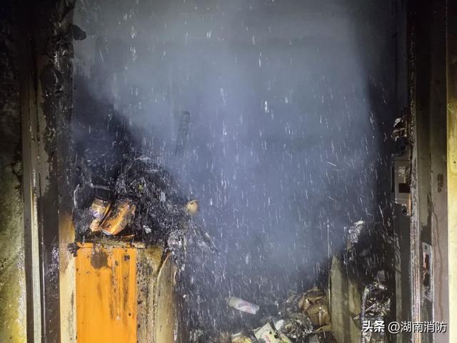 凌晨大楼起火!女子将两个月大的孩子递给隔壁楼邻居后不幸坠楼身亡
