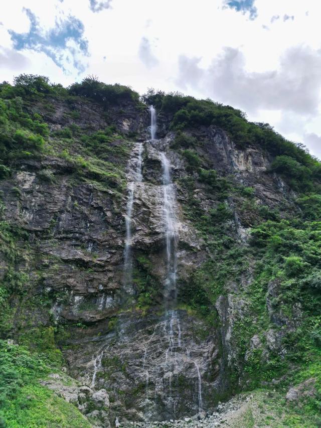 周末就冲！成都出发1.5H飙拢25℃峡谷瀑布森林吸氧！