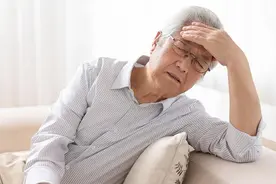 有一种头痛是脑肿瘤的信号，很多人发现就是晚期，头痛的人要注意图片