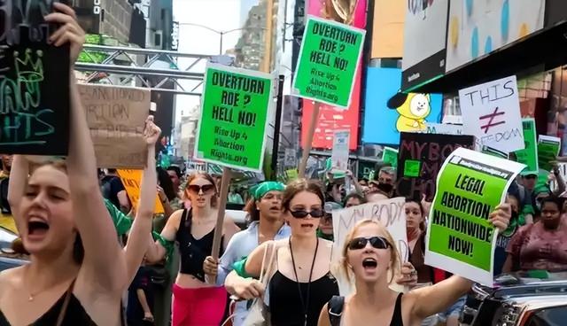 超700万人游行抗议，特朗普令战机向示威者泼粪！全美为何又在反