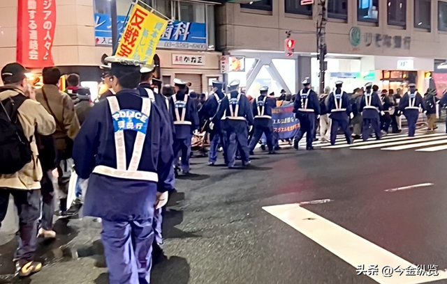 扇贝腐烂，盟友沉默！日本5500亿买不来美国一句撑腰，民调创新低