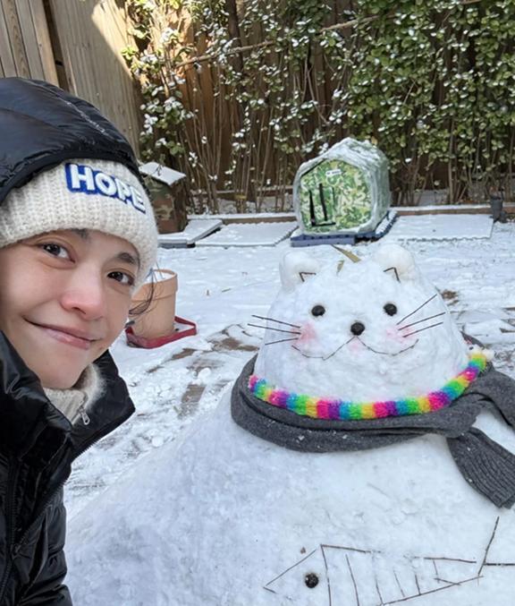 姚晨和儿子在北京别墅堆雪人，儿子土豆越长越帅，院子里都是猫窝