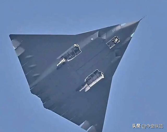 中国六代机首次"双机裸飞"，美媒惊呼技术碾压西方	，重写空战规则