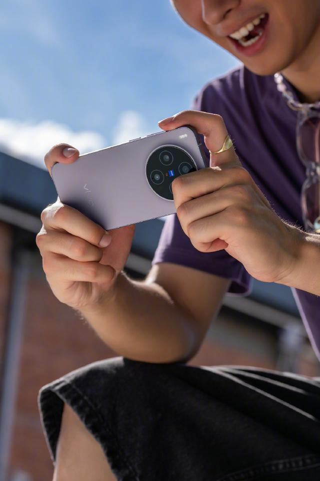 上手vivo X300的惊喜时刻，轻薄机身蕴藏大气雅致，手感极佳