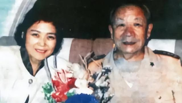 迟浩田将军的夫人有多美？1956年结婚照，妻子容貌出众，善良温顺