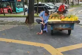 笑不活了！西瓜摊主用刀刮脚皮，网友：以后贷款都得买整个西瓜！图片