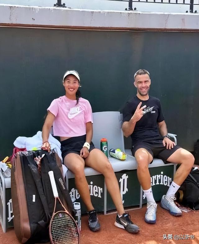 郑钦文晒与团队爬长城合照，除她之外都是外国人，称第一次爬长城