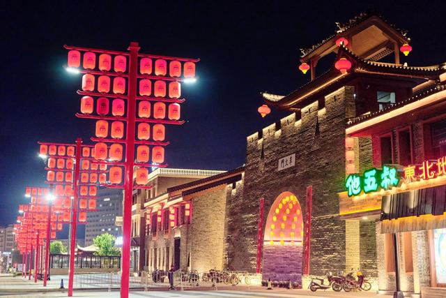 通化龙兴里文旅小镇，建筑充满民国风情，夜色下让人流连忘返