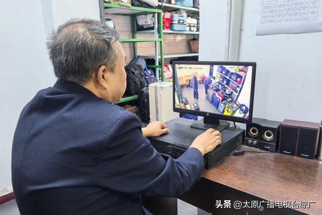 出来游玩当然要卸下“包袱”了
