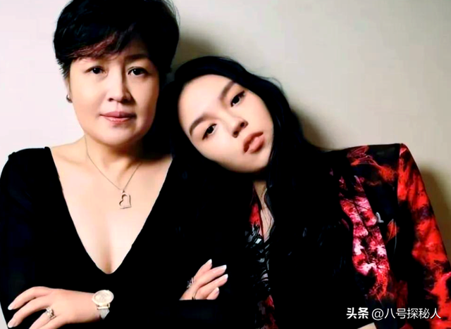 李咏病逝六年后！女儿毕业哥大，法图麦晒男友合影，两人有夫妻相