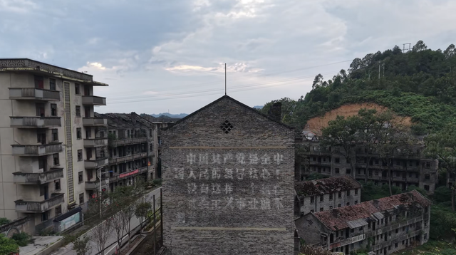 重庆隐藏版"地下长城"：探秘深山绝密军工厂，如今万人离去，荒芜