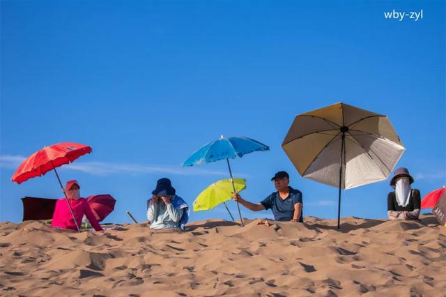 盛夏：敦煌鸣沙山下兴起沙疗热