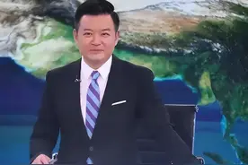 他是央视知名主持人，31岁因一句话离央视赴美国，如今50岁怎样了图片