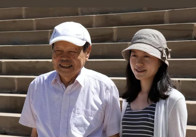 杨振宁去世仅半月，翁帆近况曝光，入职清华没编制，杨光诺没说错