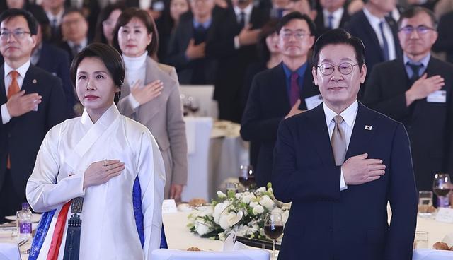 李在明落地北京，没有先和中方官员会面	，而是先去了一场座谈会