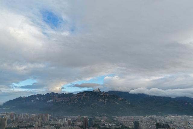 云海漫泰岳，水墨染岱宗