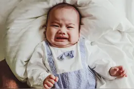 宝宝看到“某人”就大哭？老一辈或许不懂，3个真相父母要知道图片