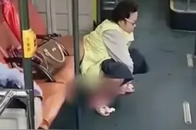 震惊！女子竟公然在公交车上大便，司机见状停车让其他乘客下车图片