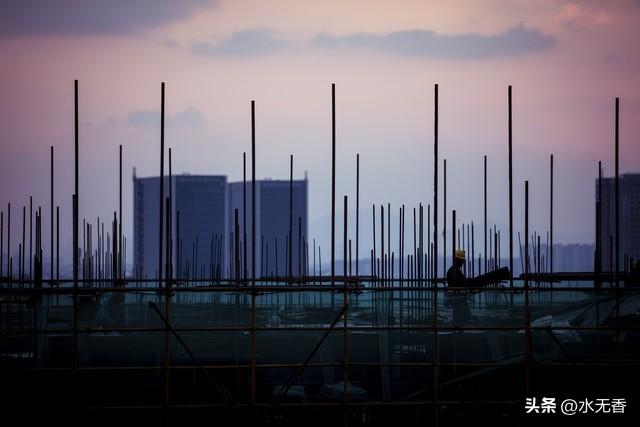 和老公住在工地宿舍！一个屋子里6对夫妻，大家互相做事都很自觉