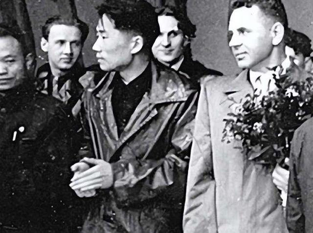 如果毛岸英不牺牲，毛主席会不会让他接班？历史早就给出了答案