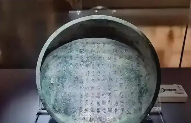 女子逛博物馆，指着镇馆之宝惊呼：这没盖的碗，和我家盖子是一对