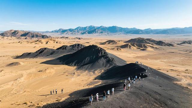 青海黑独山成热门打卡地， 游客络绎不绝赏"月球奇观"