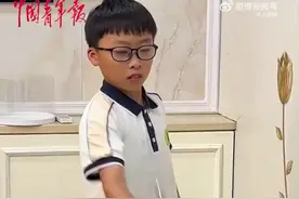 有点酷！#9岁男孩耍双节棍动作行云流水图片