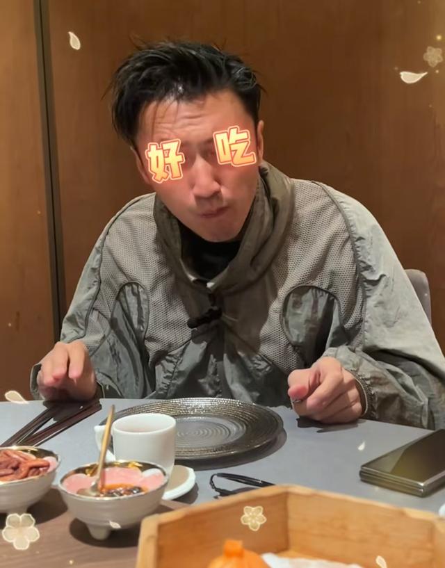 谢霆锋生日和父母聚餐！谢贤老到不敢认，狄波拉涂绿指甲油似少女