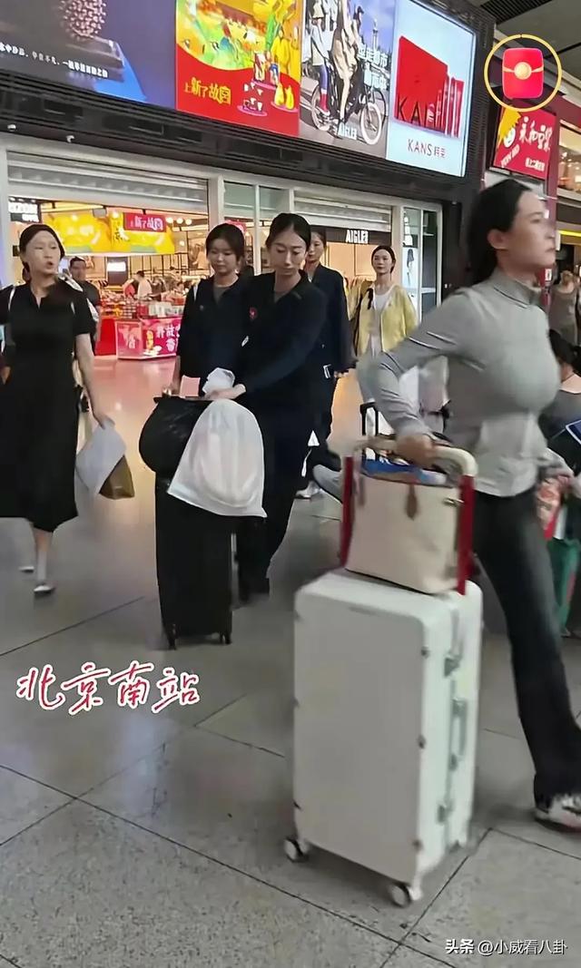 车站遇见参加完九三阅兵的女民兵，脱下迷彩服换上便装，个高时尚