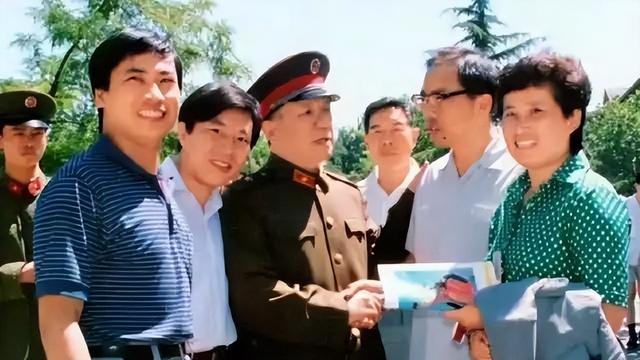 迟浩田将军的夫人有多美？1956年结婚照，妻子容貌出众，善良温顺
