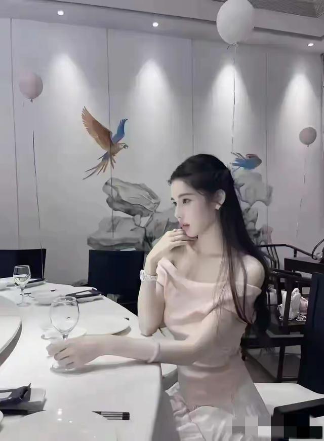 安徽阜阳一名媛好漂亮， 身高168cm，体重46kg 美的让人移不开眼