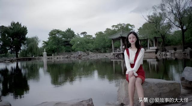 1996年，沈阳。北陵公园游玩的女子，这在当时算时髦的吗？