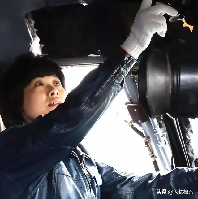 阅兵女机长身份曝光!私生活被扒牺牲太大，老公不简单，央视点名