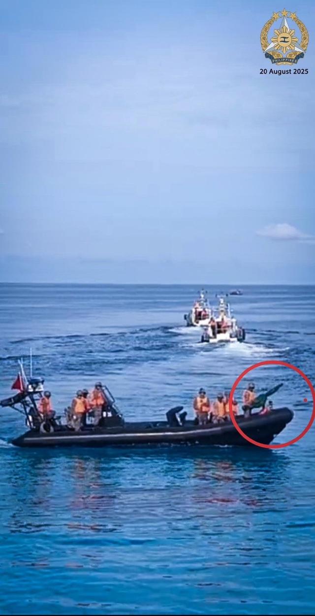 海警快艇疑似架了机枪，菲方小艇四处逃散，仁爱礁破船被团团包围