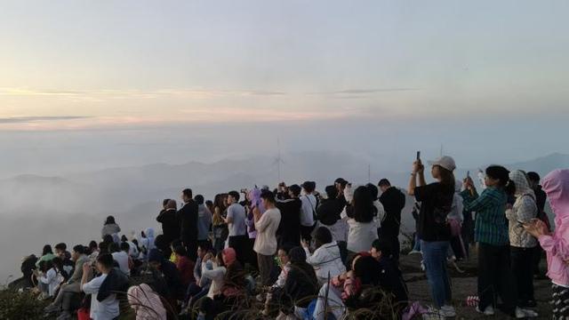杭州11岁小学生回东阳看外婆，东白山露营看日出，想不到凌晨山顶这么多人！
