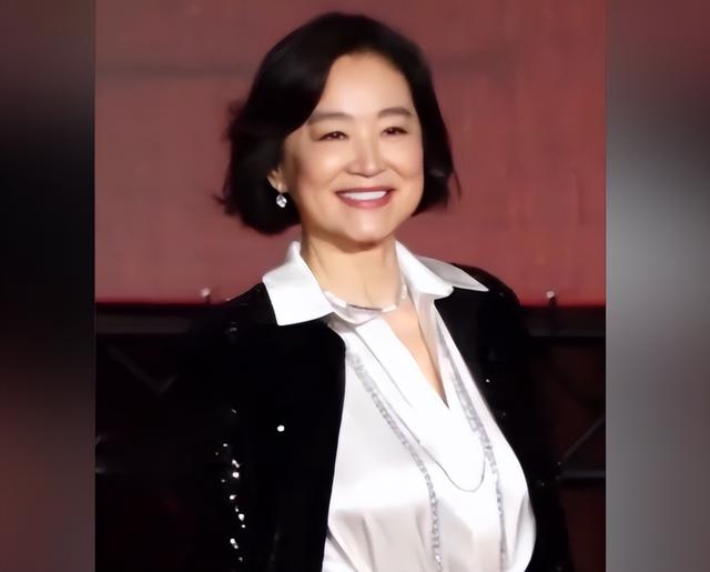 当70岁林青霞和73岁朱琳站在一起，才知道什么叫做人间绝色