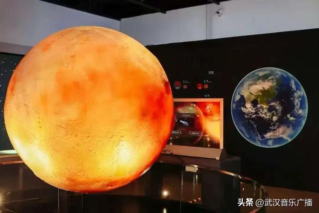 VR体验开飞机、火星上挖矿 #来武汉沉浸式科技游