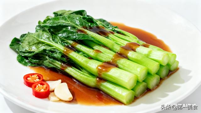 饭店白灼菜心为啥好吃？教你3个秘诀，脆嫩入味不发黄