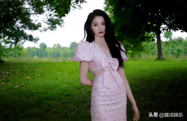 分手传闻仅7月	，关晓彤高调官宣喜讯，全网恭喜，终于等到这一天